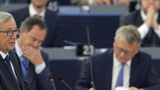Jean-Claude Juncker spricht im Europäischen Parlament.