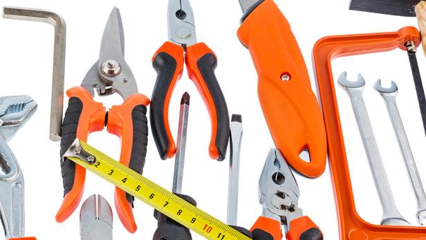 Verschiedene Werkzeuge, darunter Zangen, Schraubenzieher, ein Hammer und ein Cuttermesser.