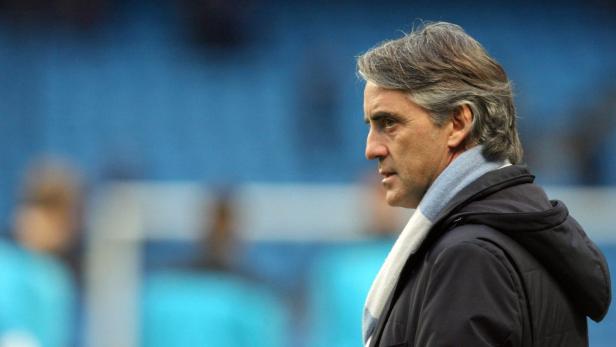 Roberto Mancini, der italienische Fußballtrainer, schaut zur Seite.