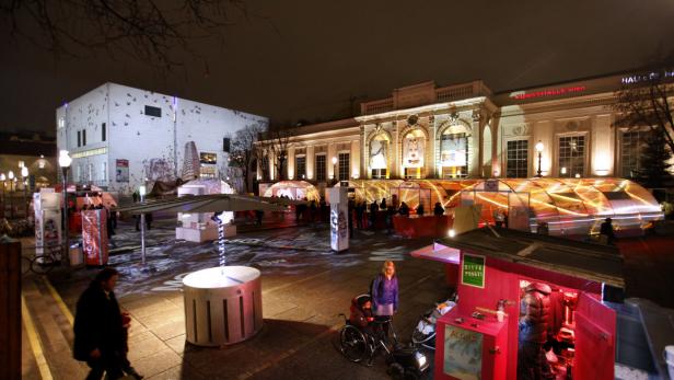 In Wien liegt bereits der Duft von Punsch und Lebkuchen in der Luft: Denn der erste Weihnachts- bzw. Wintermarkt hat schon seine Pforten geöffnet: Im Museumsquartier werden schon seit 7. November Heißgetränke ausgeschenkt und Eisstöcke geschossen.