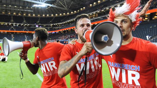 Nach dem Match: David Alaba und Martin Harnik betätigten sich via Megafon als Einpeitscher, flankiert von Aleksandar Dragovic mit einer rot-weiß-roten Perücke als Kopfschmuck.