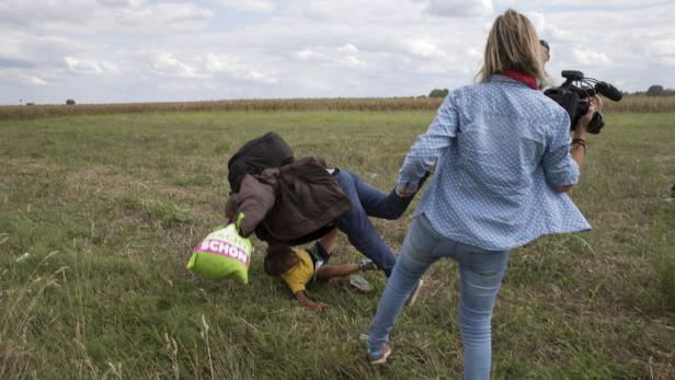 Flüchtlinge getreten: Kamerafrau entlassen