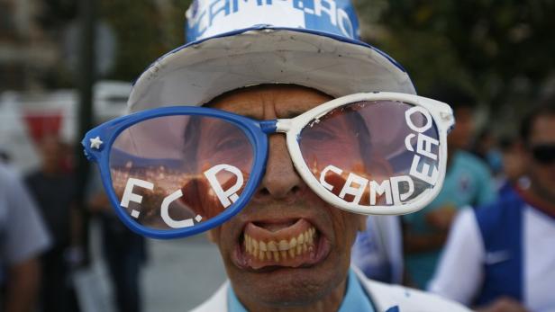 Ein Fan des FC Porto mit Hut und übergroßer Brille feiert den Meistertitel.