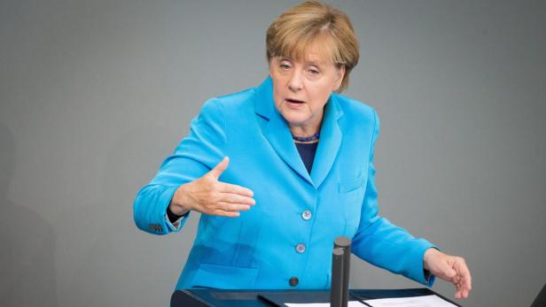 Angela Merkel gestikuliert während einer Rede.