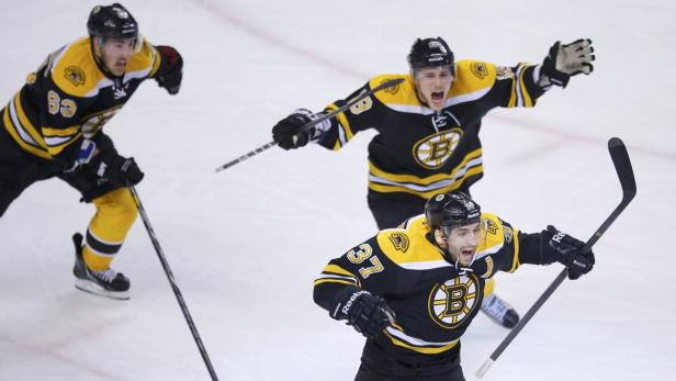 Boston Bruins&#039; Patrice Bergeron celebrates with teammates Tyler Seguin and Brad Marchand (L) after scoring the overtime winner against the Toronto Maple Leafs in Game 7 of their NHL Eastern Conference quarter-final hockey playoff series in Boston, Massachusetts May 13, 2013. REUTERS/Brian Snyder (UNITED STATES - Tags: SPORT ICE HOCKEY)