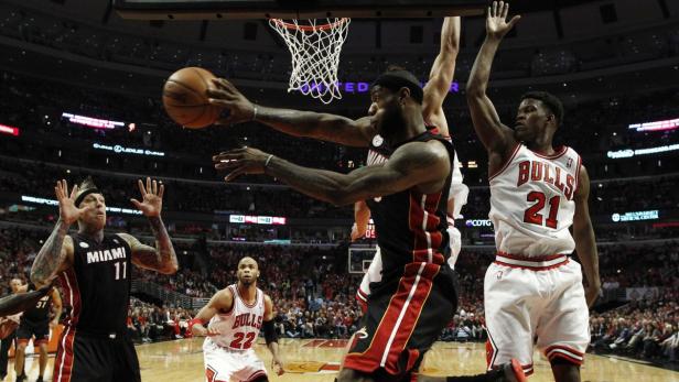 Ein Basketballspiel zwischen den Miami Heat und den Chicago Bulls.