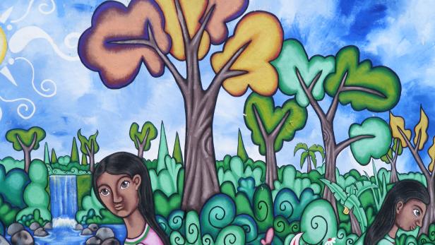 Ein farbenfrohes Gemälde zeigt zwei Frauen in einer üppigen Landschaft mit Wasserfall und Tieren.