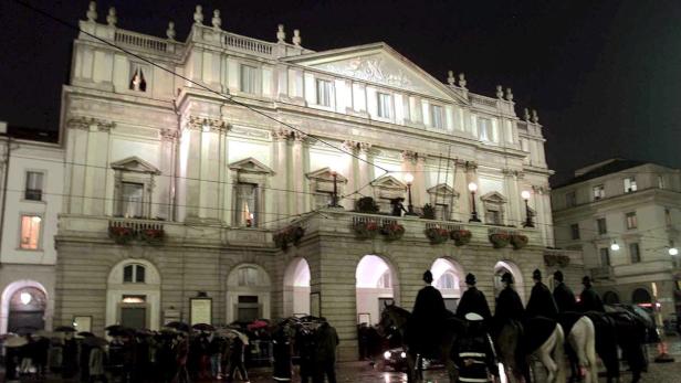 epa03514169 (FILE) A file picture dated 07 December 2000 shows the exterior view of La Scala opera house in Milan, Itlay. According the media reports on 19 December 2012, La Scala opera house has cancelled the premiere &#039;Romeo and Juliet&#039; of its ballet season due to a strike by performers. EPA/CARLO FERRARO