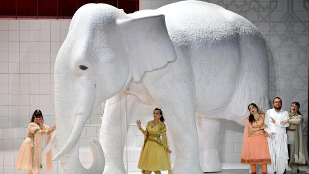 Elefanten ziehen durch die Oper &quot;Die Liebe der Danae&quot; von Richard Strauss.