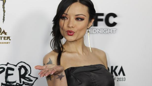 Bae Ling posiert auf einem Event mit einem schwarzen, trägerlosen Kleid.