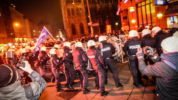 Am 24. Jänner luden Burschenschafter und FPÖ zum Tanz in die Wiener Hofburg. Bei den Gegendemonstrationen kam es totz massiven Polizeiaufgebots in der Wiener Innenstadt zu schweren Ausschreitungen.