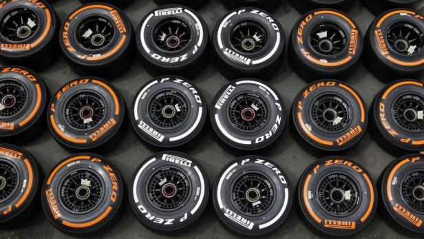 Mehrere Pirelli P Zero Reifen, einige mit orangefarbenen und andere mit weißen Markierungen.