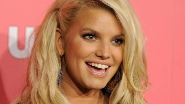 dapdFILE - In a April 26, 2011 file photo, Jessica Simpson poses at Us Weeklys Annual Hot Hollywood Style Issue event, in Los Angeles. Simpson is taking on the role of mentor to aspiring designers for a new NBC reality series. The network said Monday, Jun