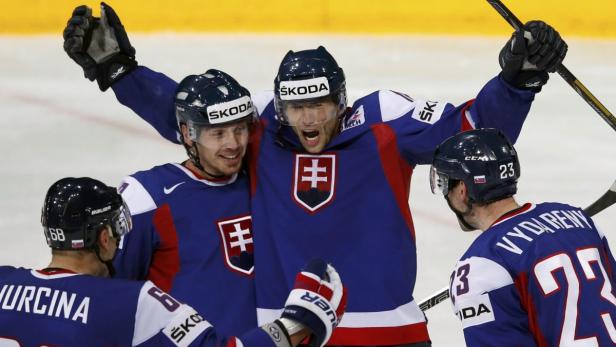 Slovakia&#039;s players celebrate their goal against Team USA during their 2013 IIHF Ice Hockey World Championship preliminary round match at the Hartwall Arena in Helsinki May 14, 2013. REUTERS/Grigory Dukor (FINLAND - Tags: SPORT ICE HOCKEY)