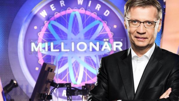 Günther Jauch vor dem Logo der Quizsendung „Wer wird Millionär?".