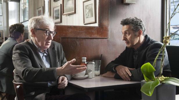 Woody Allen (li.) ist nicht nur im Film ein guter Freund von John Turturro: In „Plötzlich Gigolo“ wird er Pimp und vermietet ihn an Sharon Stone.