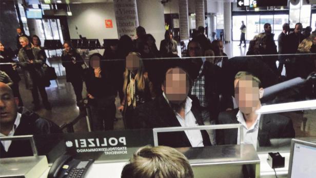 Passkontrolle am Flughafen Wien-Schwechat (Bitte G…