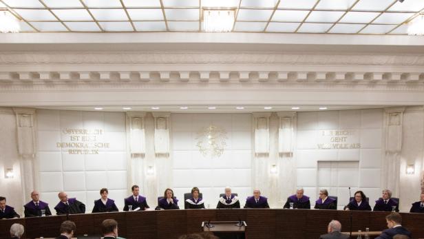 14 Richter urteilen am Verfassungsgericht.