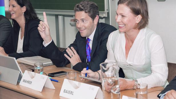 Am Podium in der Hauptschule in Alpbach: Harald Mahrer als disruptiver Visionär ...