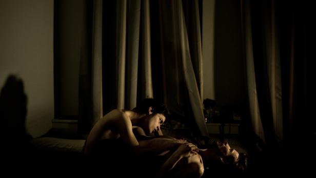 World Press Photo des Jahres 2014 ging an Mads Nissen, Dänemark, Scanpix/Panos Pictures: Jon und Alex, ein Homo-Paar, teilen einen intimen Moment miteinander in Alex’ kleiner Wohnung in St. Petersburg, Russland. Das Leben für Lesben, Schwule, Bisexuelle und Transgender (LGBT) wird in Russland immer schwieriger. Sexuelle Minderheiten werden rechtlich und sozial diskriminiert und schikaniert, bis hin zu gewalttätigen Hassangriffen aus konservativen religiösen und nationalistischen Kreisen.