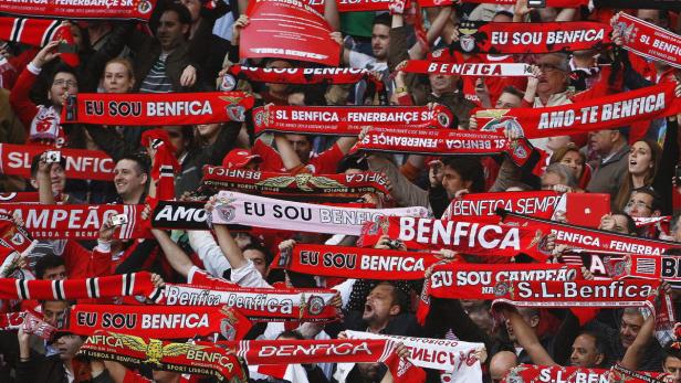 epa03685368 Benfica fans cheer for their team during the UEFA Europa League semi final second leg soccer match between Benfica and Fenerbahce at Luz Stadium in Lisbon, Portugal, 02 May 2013. EPA/MIGUEL A. LOPES