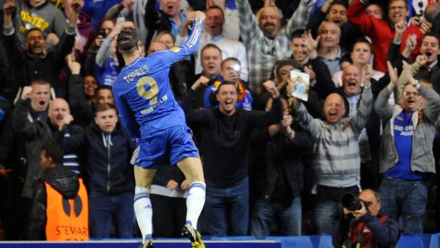 Fernando Torres jubelt vor einer jubelnden Menge im Chelsea-Stadion.