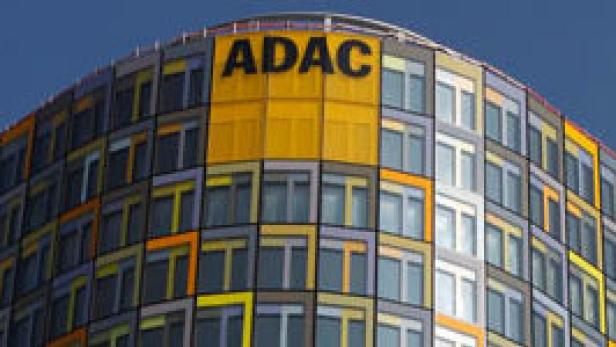 Das ADAC-Gebäude mit seiner markanten gelben Beschriftung vor blauem Himmel.
