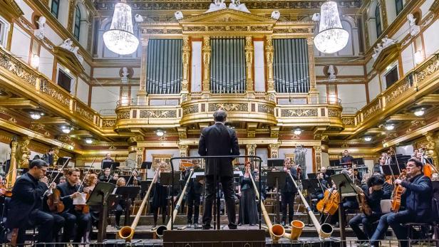 Das Alphorn-Quartett &quot;hornroh&quot; gesellte sich zum RSO Wien unter Dirigent Peter Rundel