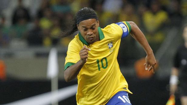 Brazil&#039;s Ronaldinho (R) races to the ball against Chile&#039;s Lorenzo Reyes during their international friendly soccer match in Belo Horizonte, April 24, 2013. REUTERS/Washington Alves (BRAZIL - Tags: SPORT SOCCER)