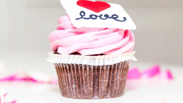 130 Gramm Liebe Renate Gruber färbt ihre Schoko-Vanille-Cupcakes zum Valentinstag rosa ein und verziert sie mit Herzen und Liebesschwüren aus Fondant. Manche überraschen sogar mit einem flüssigen Schokokern. Ab 4,50 bis 9,90 €/Stück,