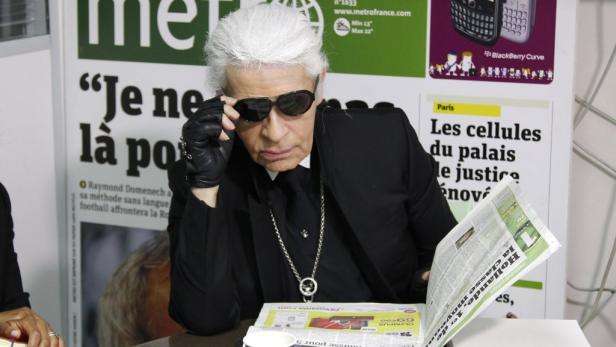 Weder nimmt er sich ein Blatt vor den Mund, noch ist er sich für eine Aufgabe zu schade: Der deutsche Modestar Karl Lagerfeld beweist sich immer wieder als Allroundtalent. Sogar als Redakteur war er schon tätig: 2012 gestaltete er für einen Tag die Moskauer Gratiszeitung &quot;Metro&quot; gestaltete.