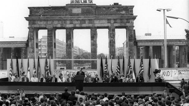 Ronald Reagan spricht vor dem Brandenburger Tor in Berlin.