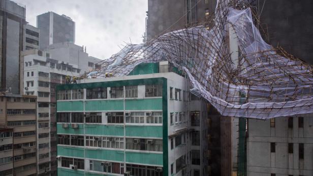Hier stürzte ein Bambus-Baugerüst in Hongkong auf Haus.