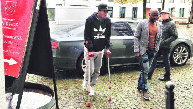David Alaba mit Vater George auf dem Weg zum Bayern-Arzt