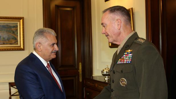 Der türkische Premier Binali Yildirim und US-Generalstabchef Joseph Dunford in Ankara.