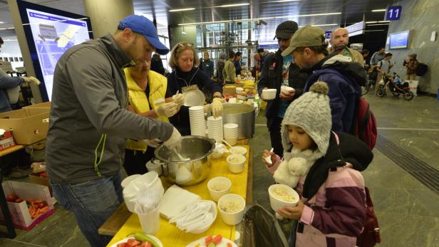 Die Solidarität hält an: Rund um die Uhr versorgen Helfer die Flüchtlinge, die auf dem Wiener Hauptbahnhof ankommen.