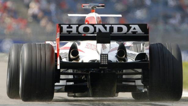 Brazil&#039;s F1 driver Rubens Barrichello speeds his Honda during the third practice session for the European Formula One Grand Prix at the Nuerburgring racing circuit May 6, 2006. Honda are pulling out of Formula One motor racing and will close their team down if no buyer is found by the end of the 2008, a senior source at a rival team told Reuters. REUTERS/Wolfgang Rattay/Files (GERMANY)