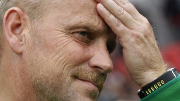 File picture shows Werder Bremen&#039;s coach Thomas Schaaf as he watches his team before the German first division Bundesliga soccer match against Bayer Leverkusen in Leverkusen, August 14, 2011. Werder Bremen&#039;s 32-year stay in the Bundesliga is under increasing threat after extending their sequence without a win to 10 games on April 27, 2013, with a double case of indiscipline adding to the chaos. Despite the dire situation, general manager Thomas Eichin was quick to stamp out media speculation that coach Thomas Schaaf&#039;s 14-year reign was about to end. Picture taken August 14, 2011. REUTERS/Ina Fassbender/File (GERMANY - Tags: SPORT SOCCER HEADSHOT)