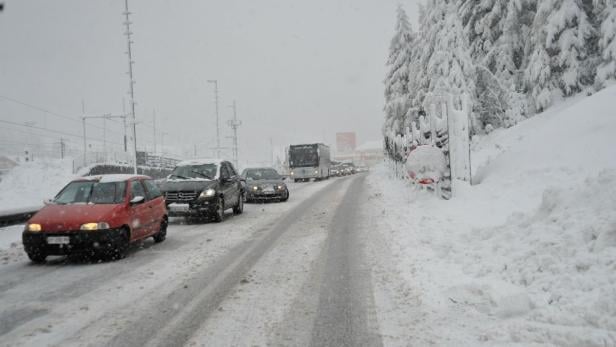 Die tief winterlichen Verhältnisse sorgten am Donnerstag in Tirol für Verzögerungen.