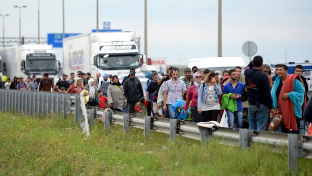 Flüchtlinge auf der ungarischen M1 Autobahn am Samstag, 5. September 2015. Heute wurden 800 auf der Bundesstraße &quot;eingesammelt&quot;.