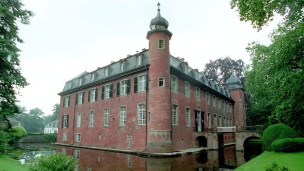 Der ehemalige Wohnsitz der Kelly Family, Schloss Gymnich bei Köln, wird zwangsversteigert. Interessenten konnten ihr Angebot am 31. Jänner im Brühler Amtsgericht abgeben. Der Verkehrswert des denkmalgeschützten Wasserschlosses einschließlich Grundstück ist nach Angaben des Gerichts auf 5,3 Millionen Euro festgesetzt.