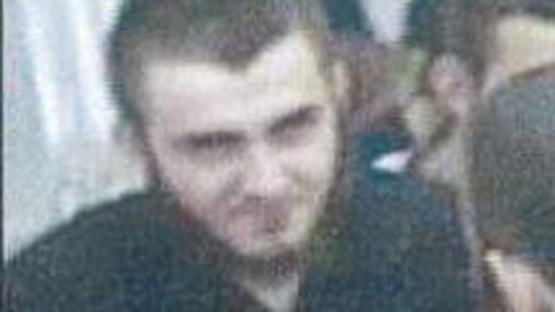 Ein Mann mit Bart schaut in die Kamera.