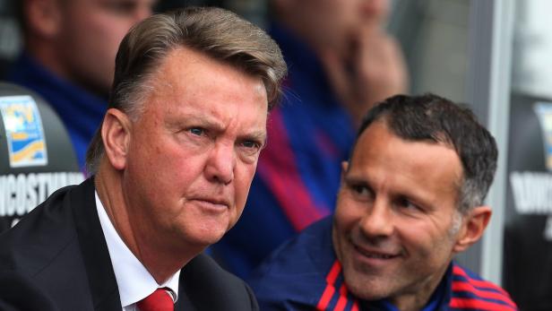 Louis van Gaal und Ryan Giggs sitzen auf der Trainerbank.