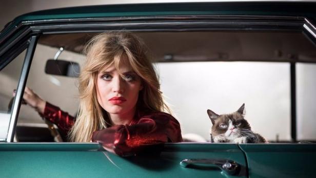 Grumpy Cat modelt mit Georgia May Jagger
