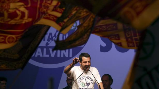 Matteo Salvini spricht vor einem Banner der Lega Nord.