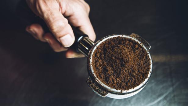 Die meisten Menschen werfen Kaffee, nachdem er überbrüht wurde, einfach weg.