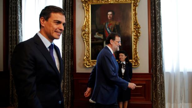 Spaniens Premierminister Mariano Rajoy (re.) und PSOE-Chef Pedro Sanchez