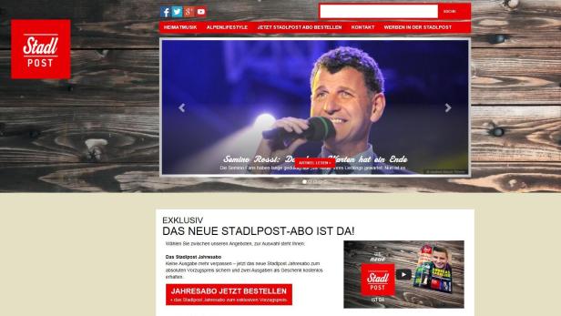 Semino Rossi singt in ein Mikrofon auf einer Bühne.