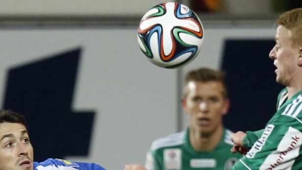 Zwei Fußballspieler kämpfen um einen Ball in der Luft.