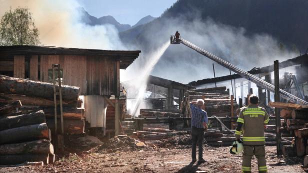SALZBURG: FEUER ZERSTÖRTE SÄGEWERK IM SALZBURGER P APA12748026-2 - 15052013 - LOFER - ÖSTERREICH: ZU APA 082 CI - Einsatzkräfte der Feuerwehr am Mittwoch, 15. Mai 2013, bei Löscharbeiten eines Großbrandes in Lofer bei Salzburg. Mitten im Ort ist ein Sägewerk vollkommen abgebrannt. Rund 240 Feuerwehrleuten gelang es zumindest, die umliegenden Gebäude - darunter ein Hotel - zu retten, die vier Werkshallen wurden aber total zerstört. Verletzt wurde niemand. APA-FOTO: FRANZ NEUMAYR
